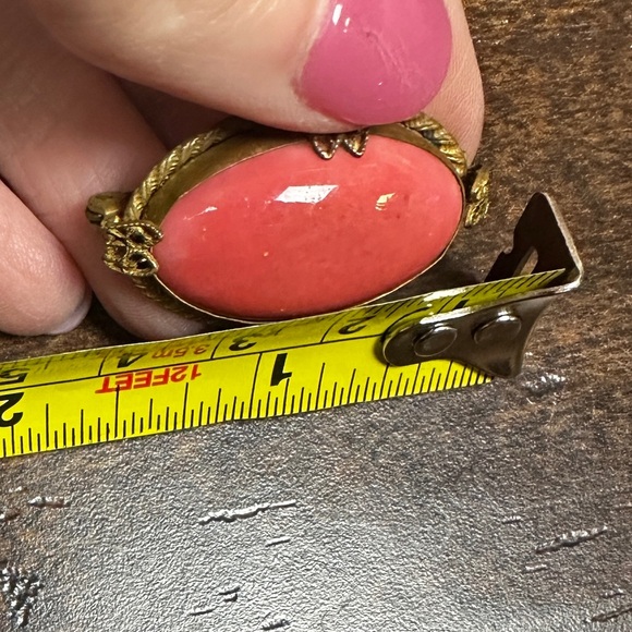 Vintage pink coral oval stone brooch set in gold tone hardware Czech - Picture 2 of 13